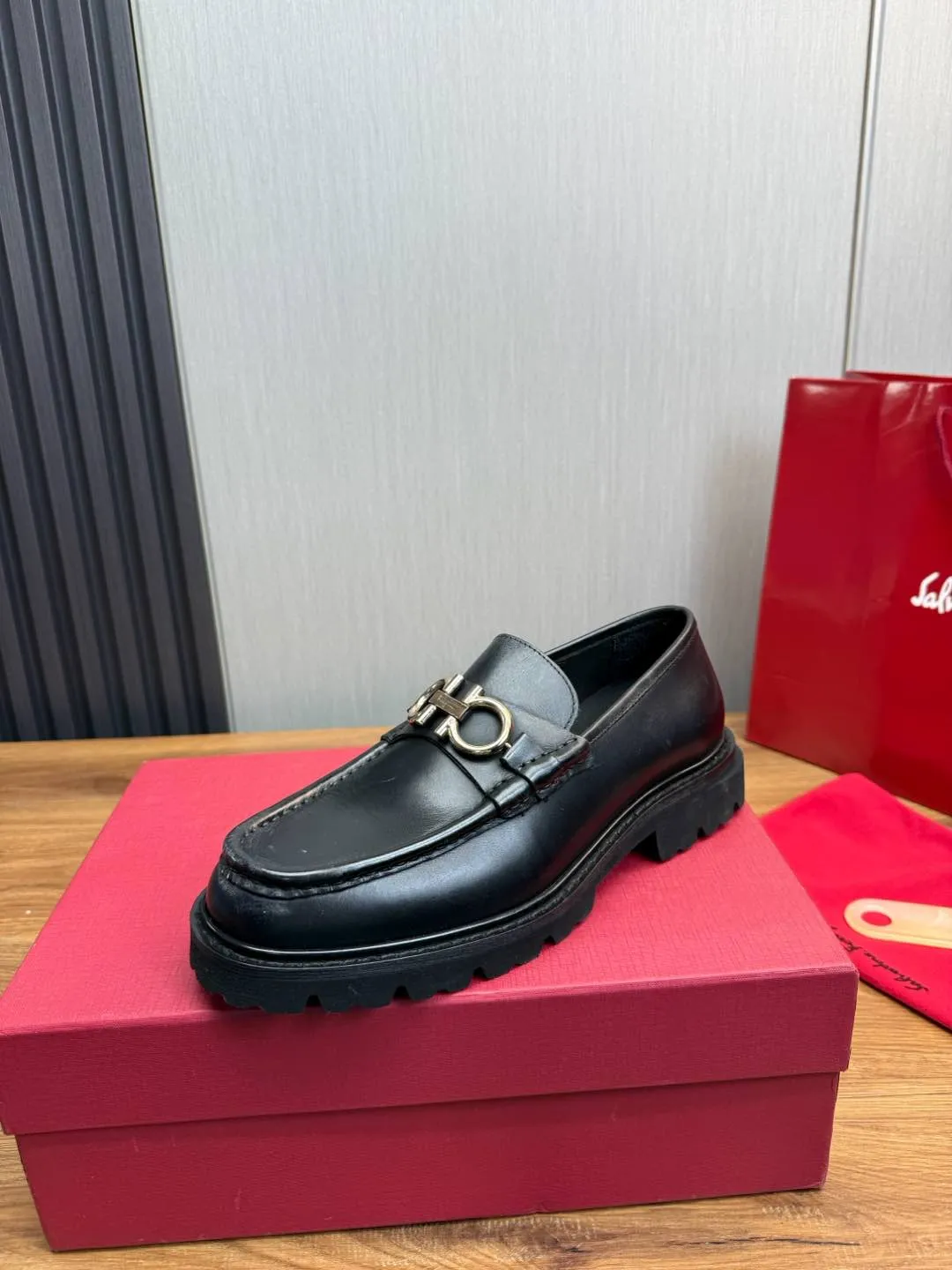 Men's shoes 💰880💰 Ferragamo. [Ferragamo] men's thick-soled loafers, the latest hot style, 1:1 original purchase quality, top quality, imported open-edge beaded cowhide leather on the upper, hand-made three-dimensional stitching highlights the round toe design, the inner foot pads are all imported cowhide, with original lightweight foam outsole, matching code 39-44, (38, 45 custom-made, non-refundable)